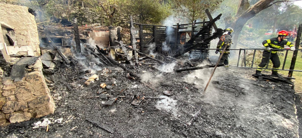 Fumo dal Bosco Caproni, va a fuoco un edificio distrutto dalle fiamme